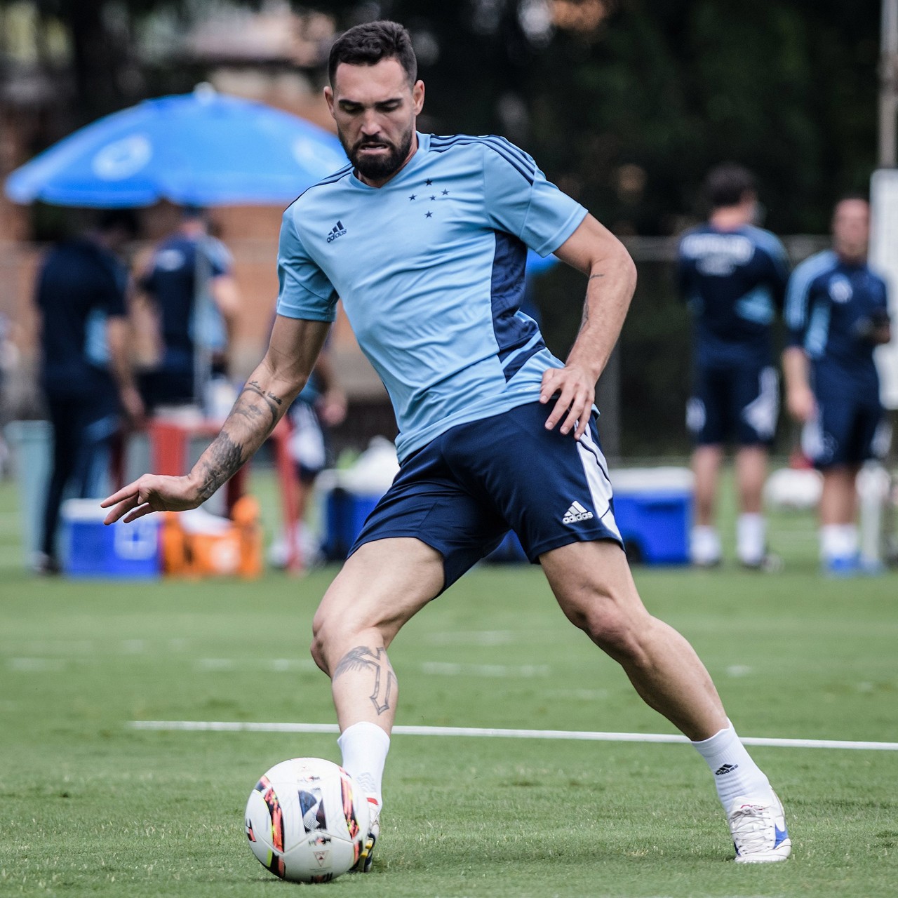 Atacante Gilberto treinou com o elenco do Cruzeiro nesta quarta (25)