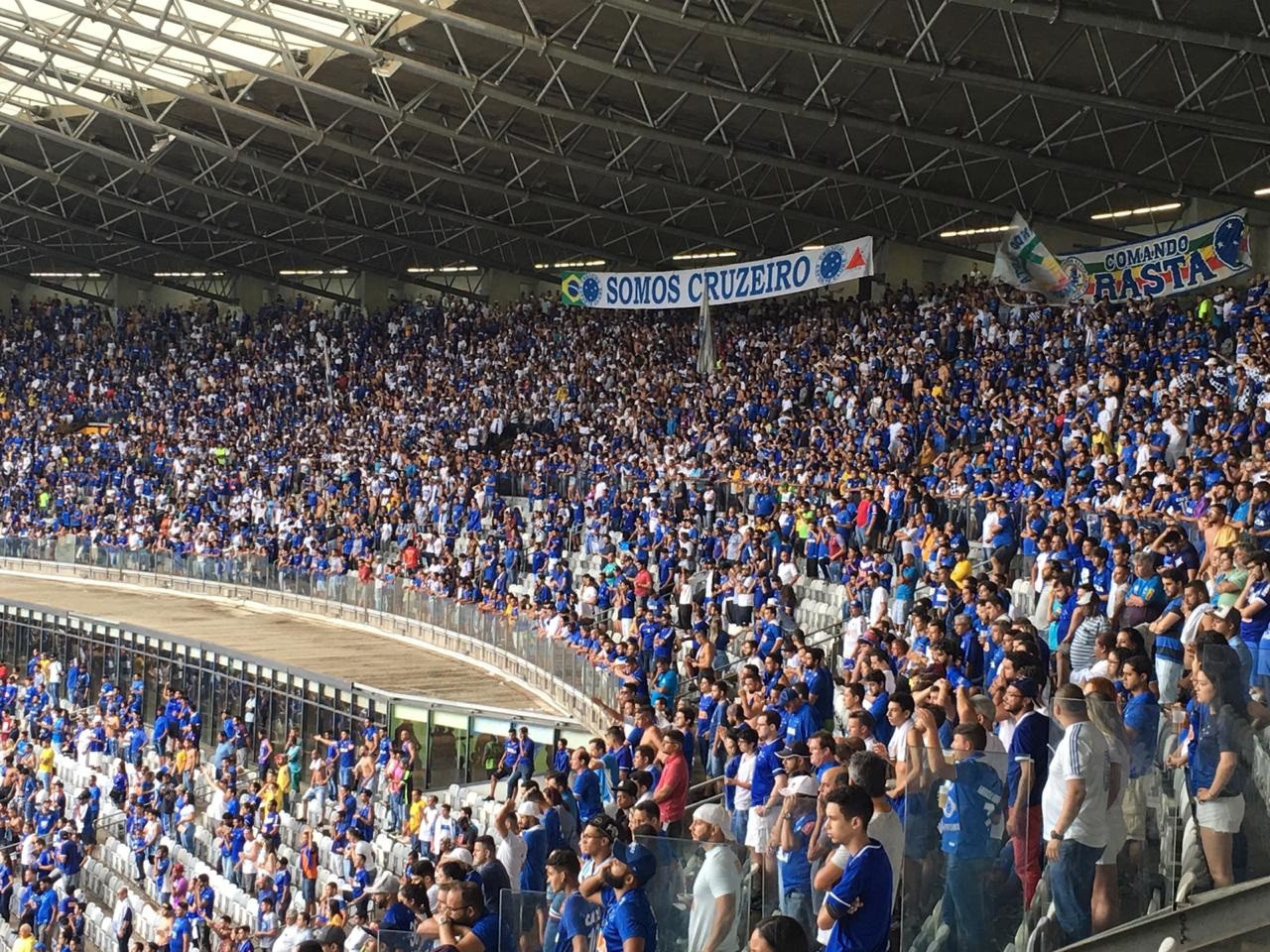 Torcedores cruzeirenses no Mineirão