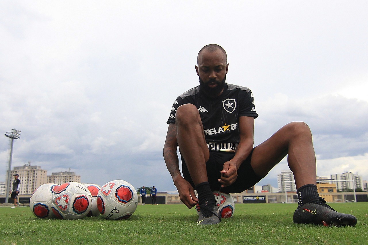 Sob o comando do técnico português Luís Castro, Chay não tem conseguido uma boa sequência no Botafogo
