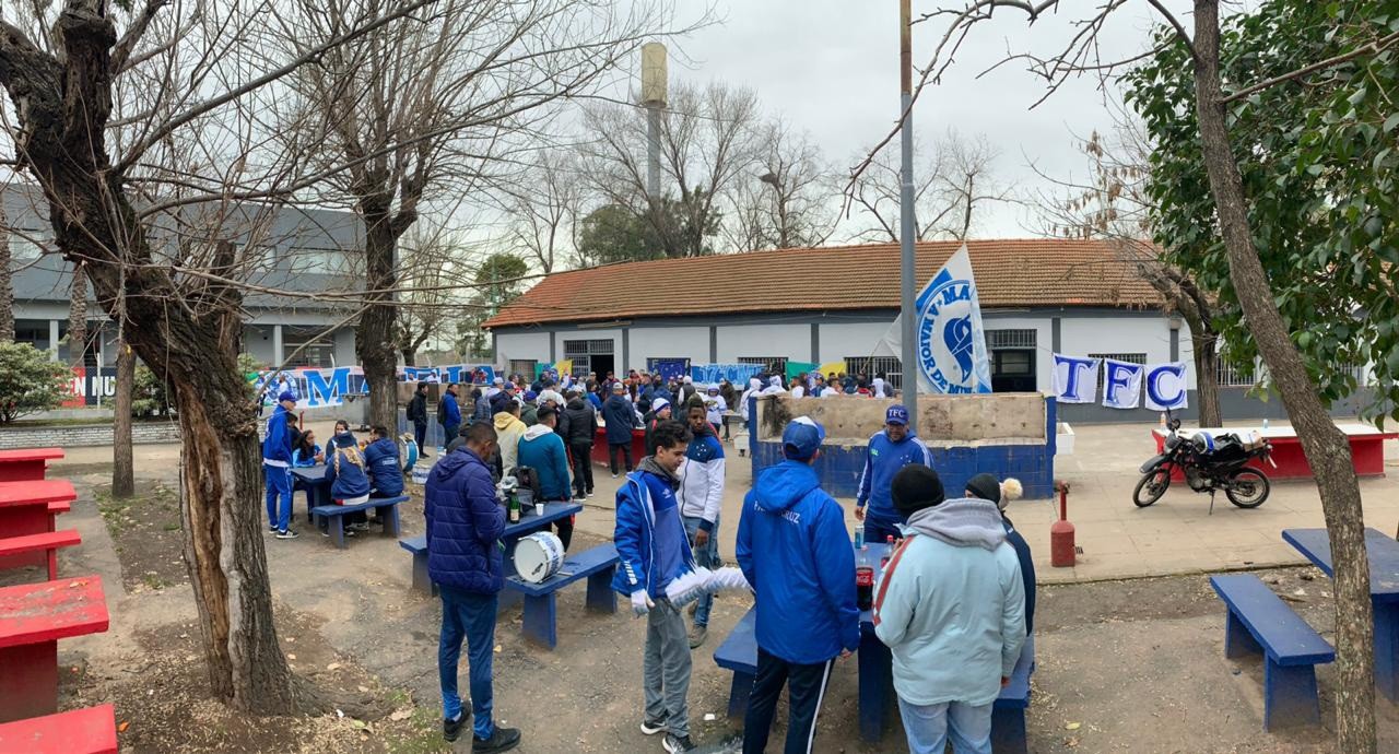 Mais de 100 torcedores do Cruzeiro fazem 'aquecimento' em clube do rival do River Plate