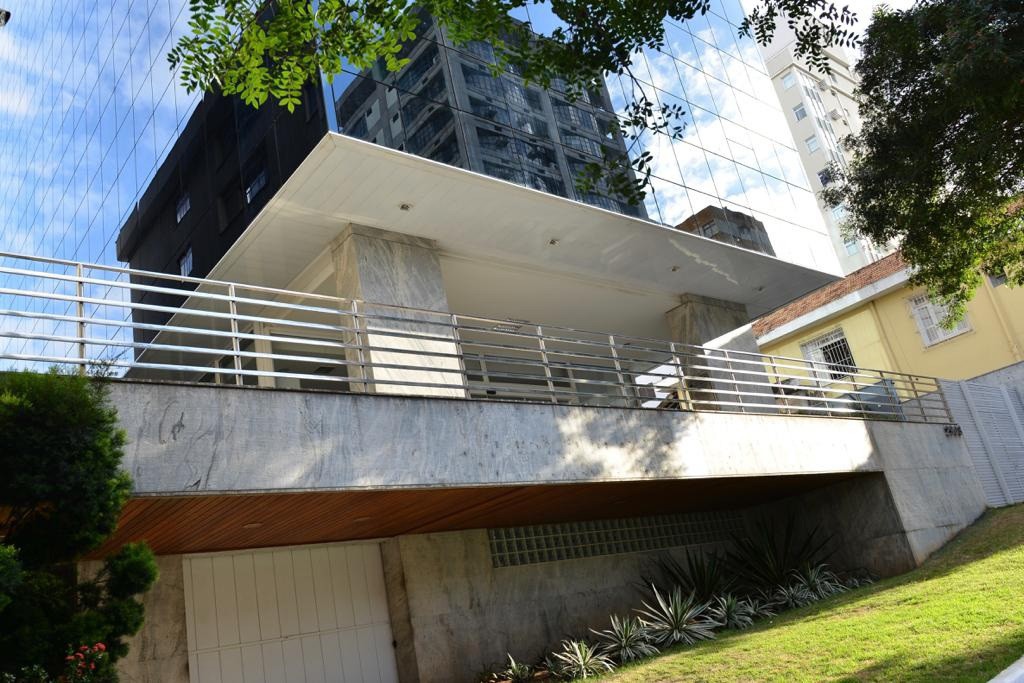 O clube tem ciência das ações e, nos bastidores, vem buscando fomentar sua defesa