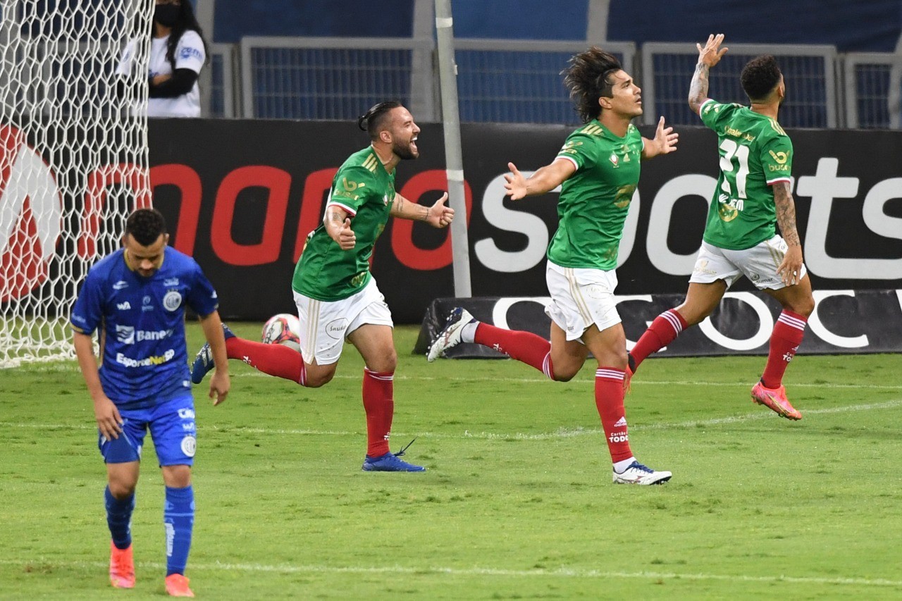Marcelo Moreno fez, de pênalti, o gol da vitória do Cruzeiro