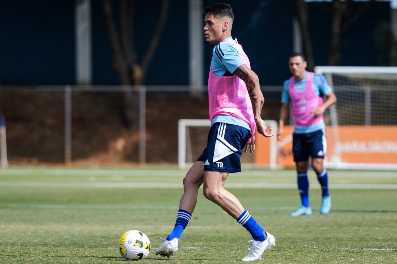 O zagueiro Luís Felipe treinou com os companheiros neste domingo (10), na Toca II