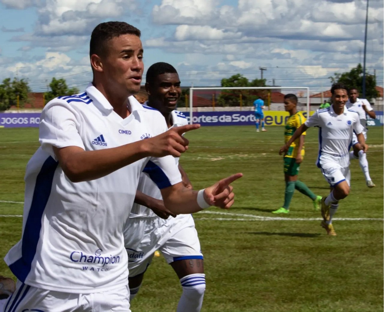 Jogadores do Cruzeiro comemoram gol na vitória sobre o Cuiabá, que valeu vaga nas oitavas