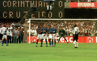 Cruzeiro e Corinthians decidiram o Brasileirão em 1998; taça ficou com os corintianos