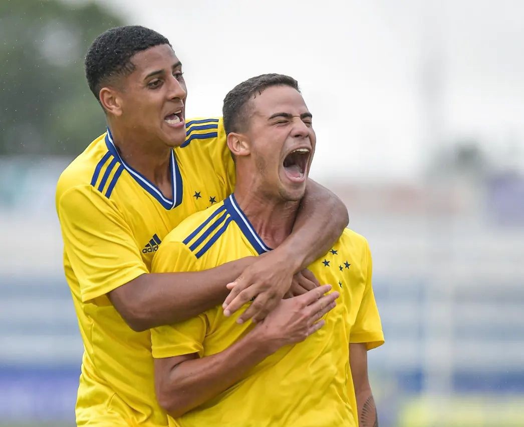 Arielson marcou os dois primeiros gols da partida