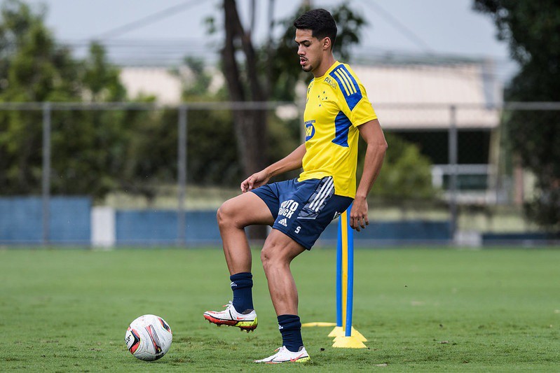 Lucas Oliveira recebeu o terceiro amarelo na partida contra o Criciúma
