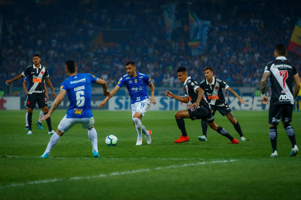 Vitória fez Cruzeiro se afastar um pouco mais da zona de rebaixamento