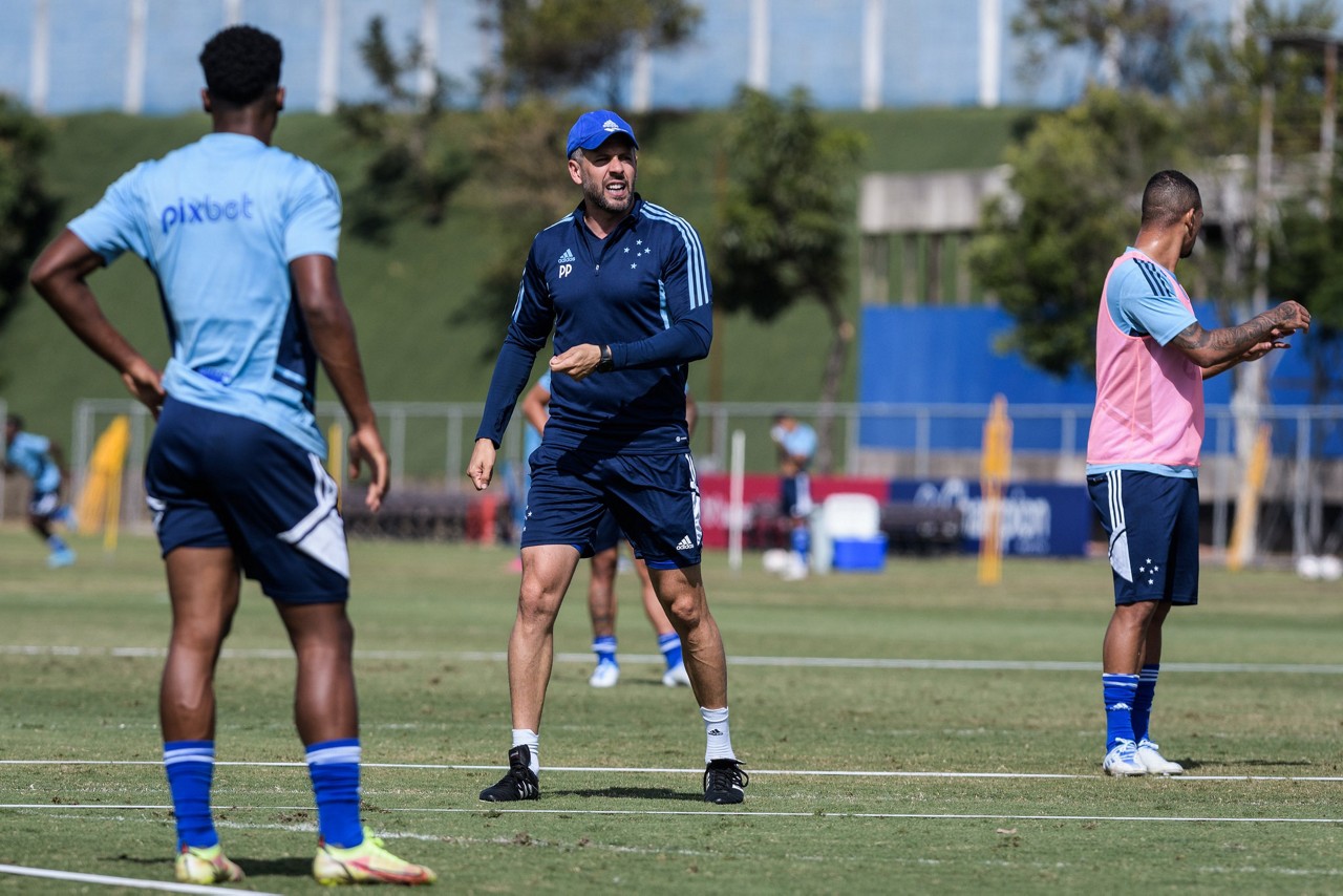 Sob o comando de Pezzolano, Cruzeiro tem liderado a Série B do Brasileiro com folga