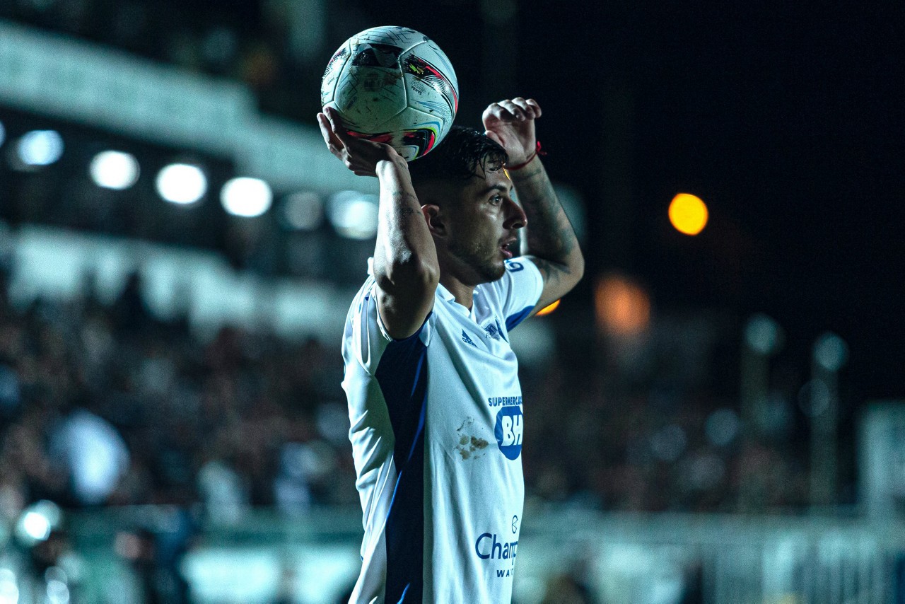 Léo Pais pode ser titular na ala direita do clube estrelado