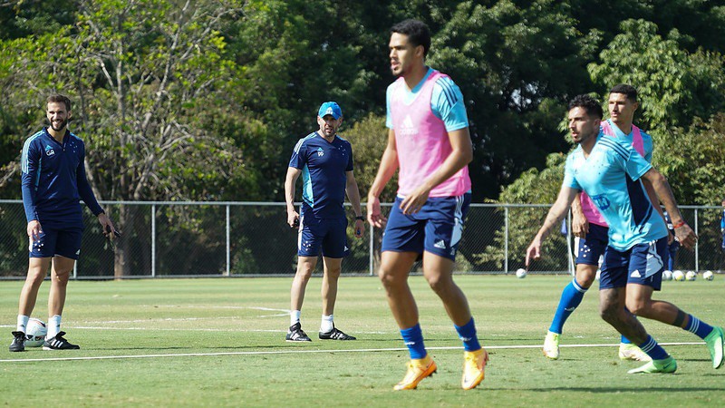 Pezzolano orienta treino do Cruzeiro; Oliveira será titular na defesa, mas pode ter até Neto Moura como companheiro no setor