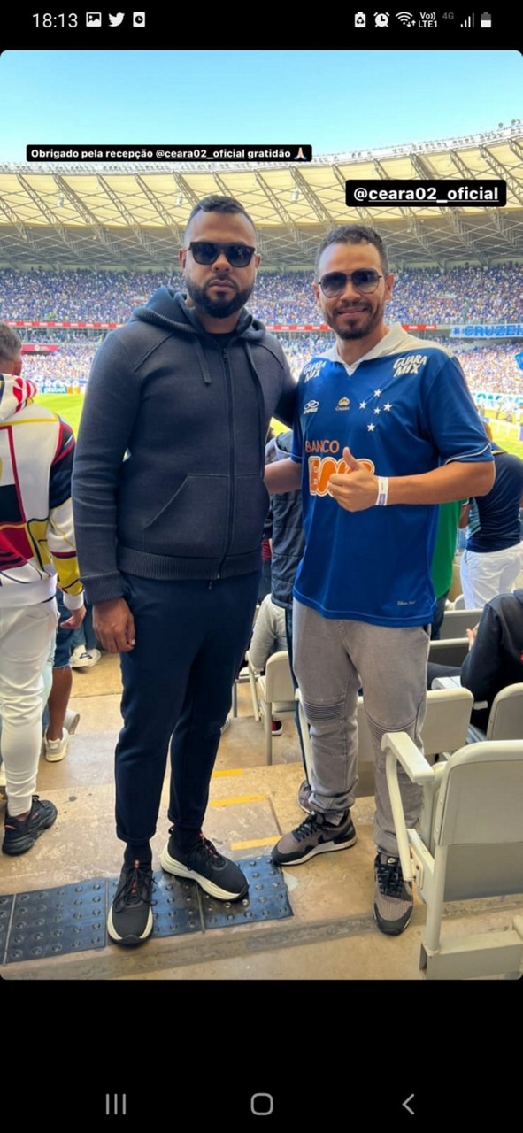 Diogo Silva, empresário de Daniel Jr, assistiu ao jogo do Cruzeiro contra o Sampaio Corrêa, ao lado do ex-jogador Ceará, neste domingo (22), no Mineirão