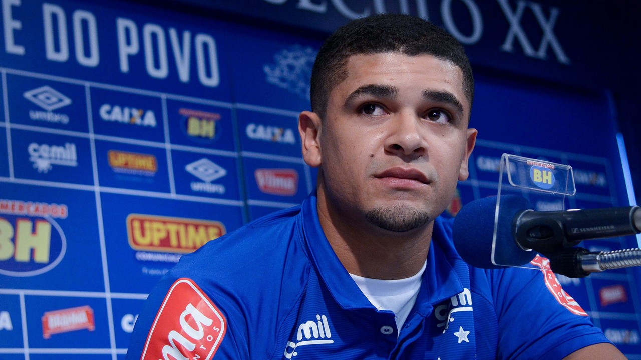 Denilson durante sua apresentação no Cruzeiro, em julho de 2016