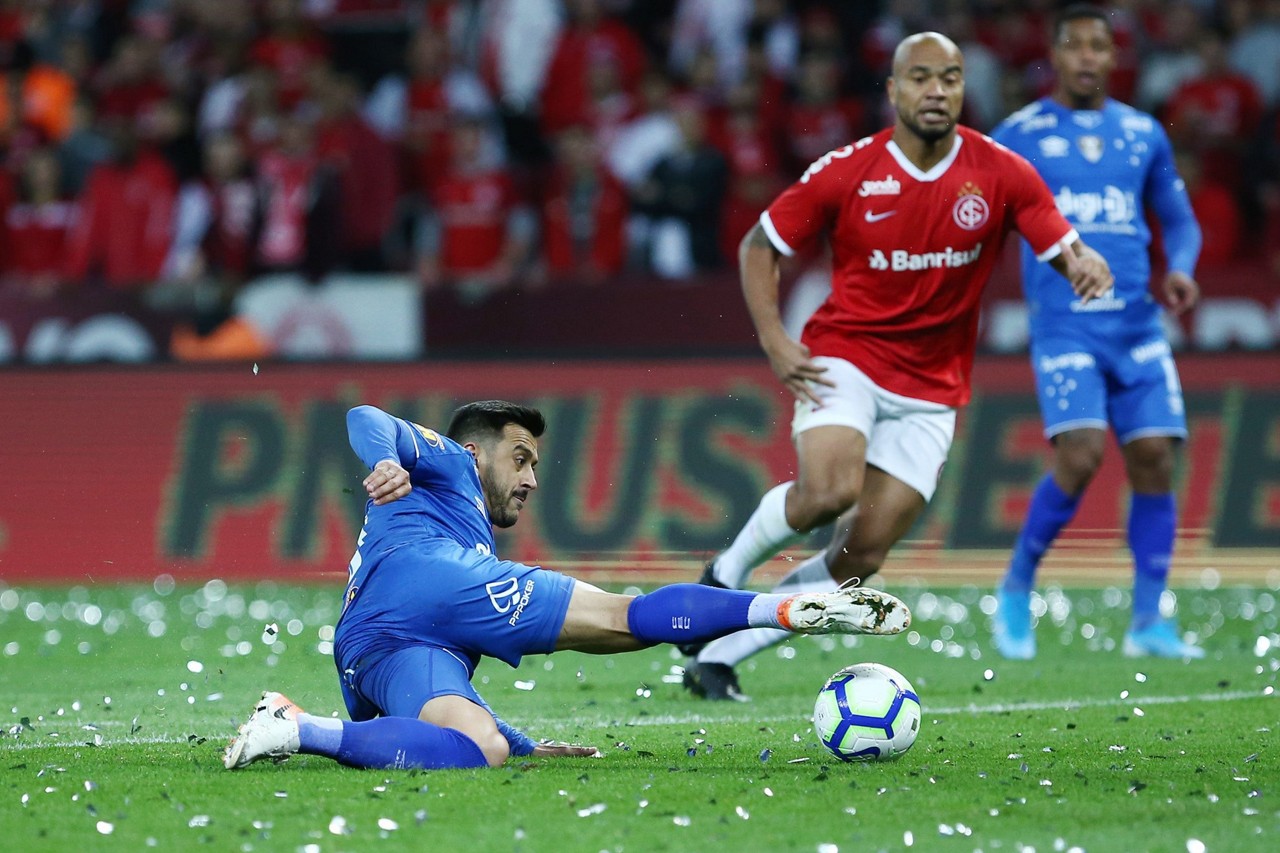 Cruzeiro perde por 3 a 0 para o Internacional em Porto Alegre