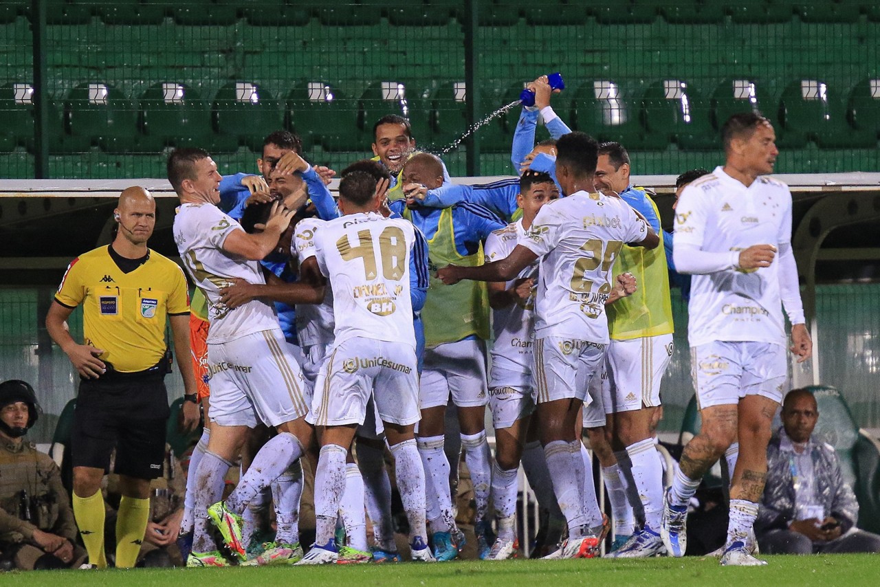 Jogadores do Cruzeiro celebram vitória em Chapecó