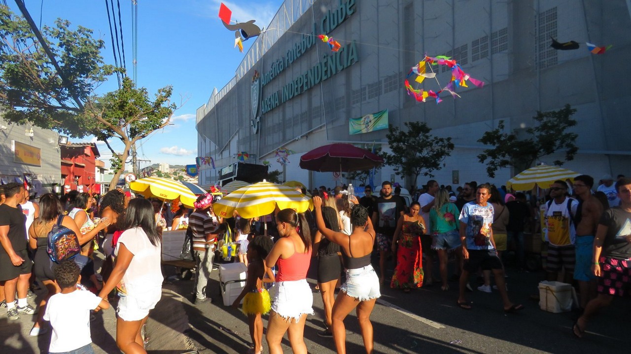 Bloco de carnaval no domingo joga clássico Cruzeiro x Atlético para segunda-feira