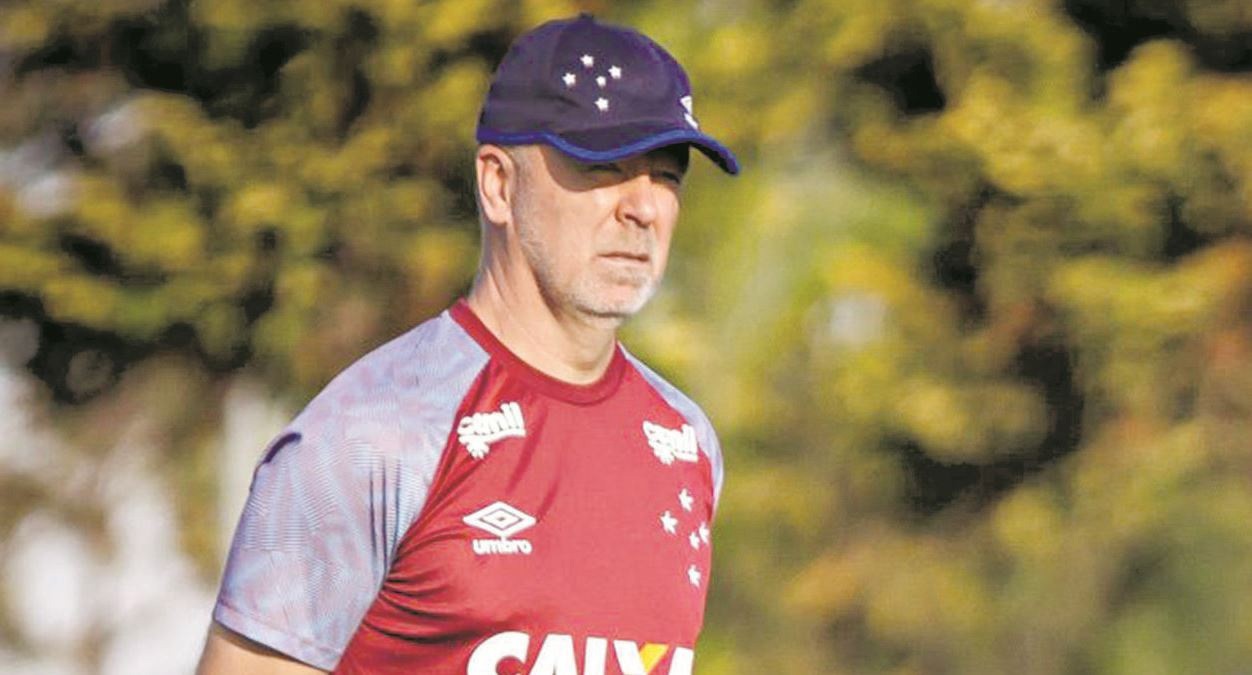 Mano Menezes sabe que o time reserva não rende o mesmo que a equipe titular