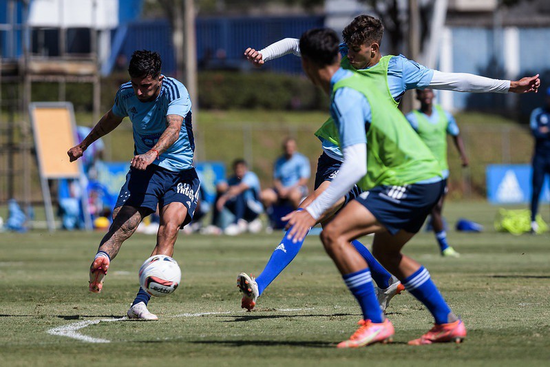 Uruguaio Léo Pais  (esquerda) deve ser a principal novidade da lista de relacionados para o jogo contra o Criciúma