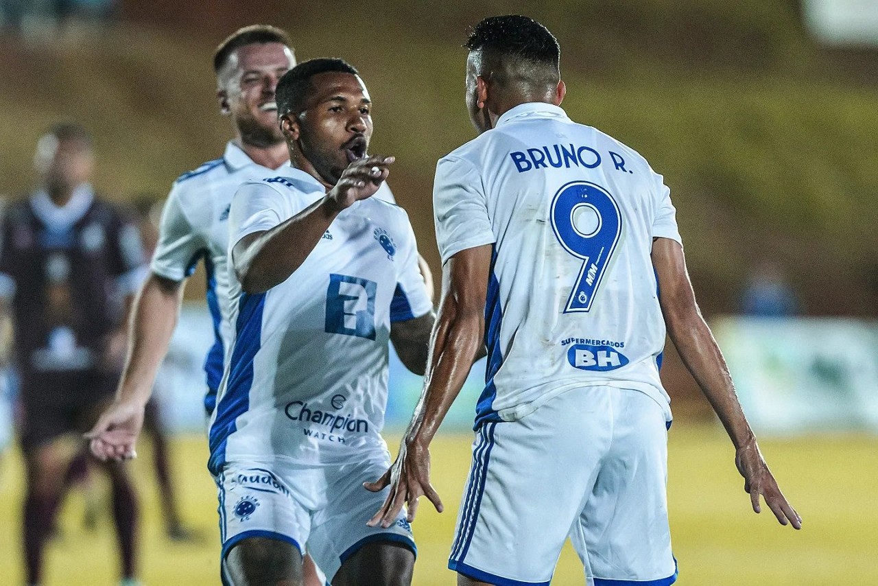 Estreantes, Ramiro e Wesley comemoram com Bruno Rodrigues um dos gols do Cruzeiro