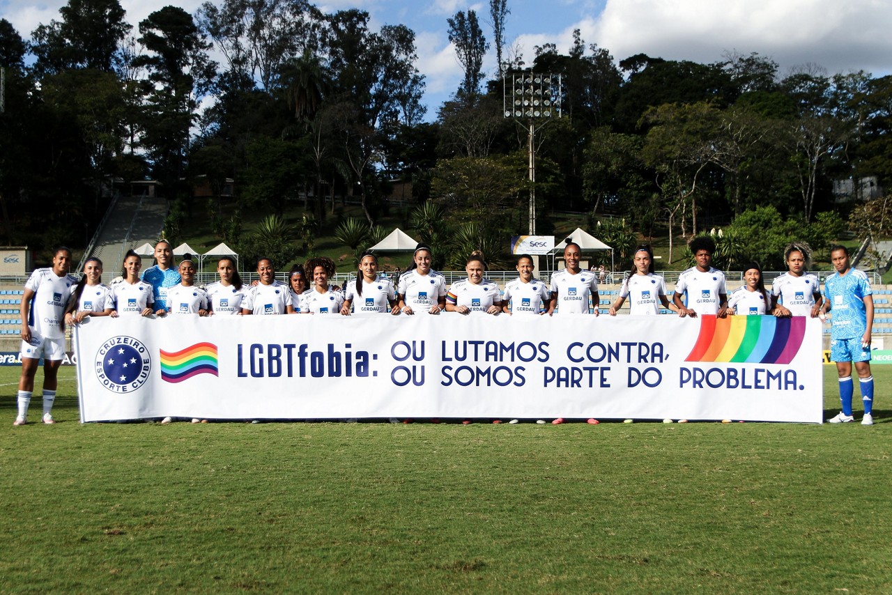 Cabulosas entraram em campo com faixa sobre luta contra a LGBTfobia