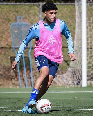 Sob o comando de Pezzolano, Filipe Machado já atuou como volante, ala, zagueiro e armador