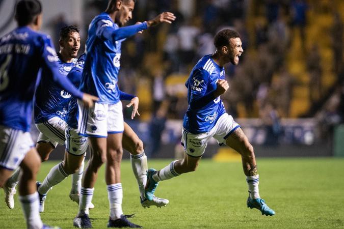 No turno, Cruzeiro venceu o Criciúma, em Santa Catarina, com um gol de Jajá nos acréscimos