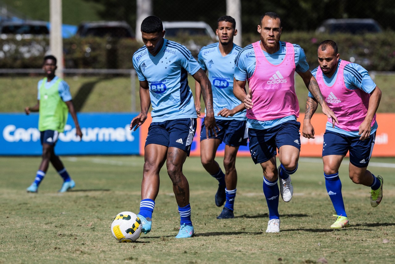 Vitor Leque e Adriano ganharam vaga entre os 11 iniciais