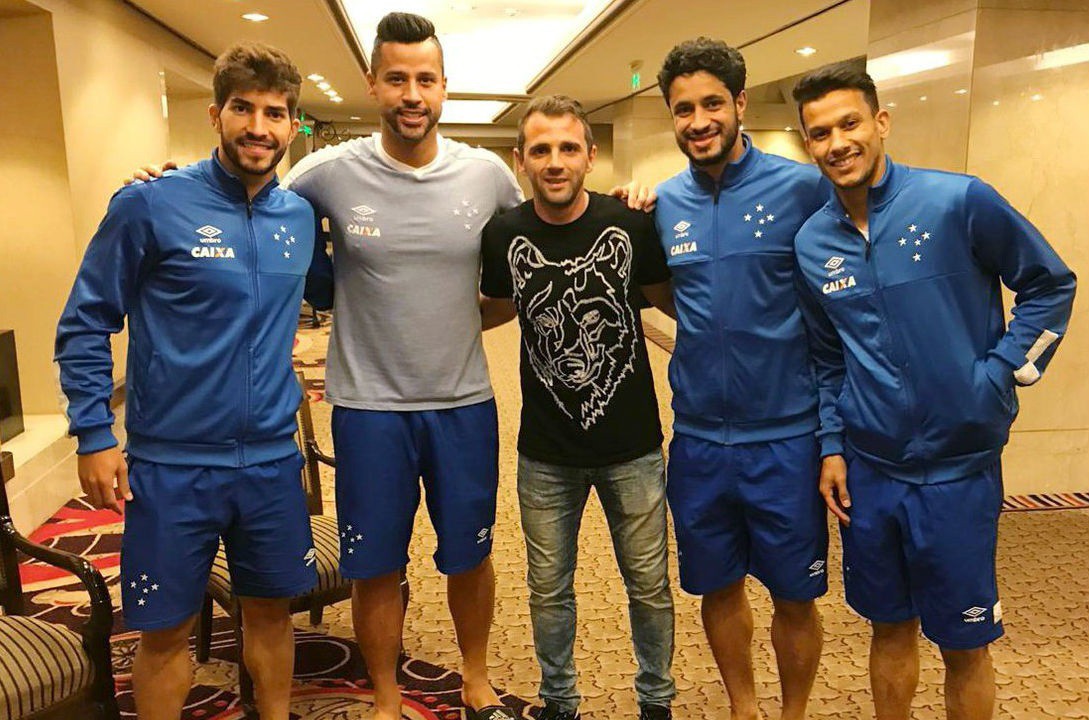 Montillo posou para foto com antigos companheiros de Raposa