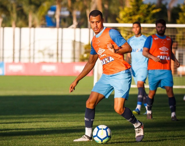 Jogador terá chance de ganhar experiência internacional no futebol europeu