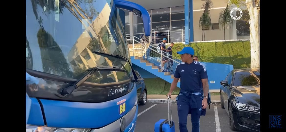 Jogadores do Cruzeiro deixam a Toca da Raposa para embarcar para mais uma viagem fora de casa