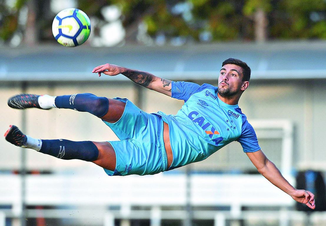 Arrascaeta volta ao time após cumprir suspensão, espera um jogo difícil, mas sabe que o Cruzeiro precisa voltar a vencer no Brasileirão