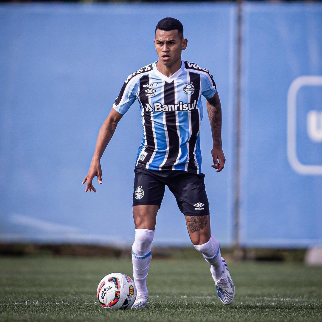 Volante Fernando Henrique é aguardado em BH para assinar com o Cruzeiro