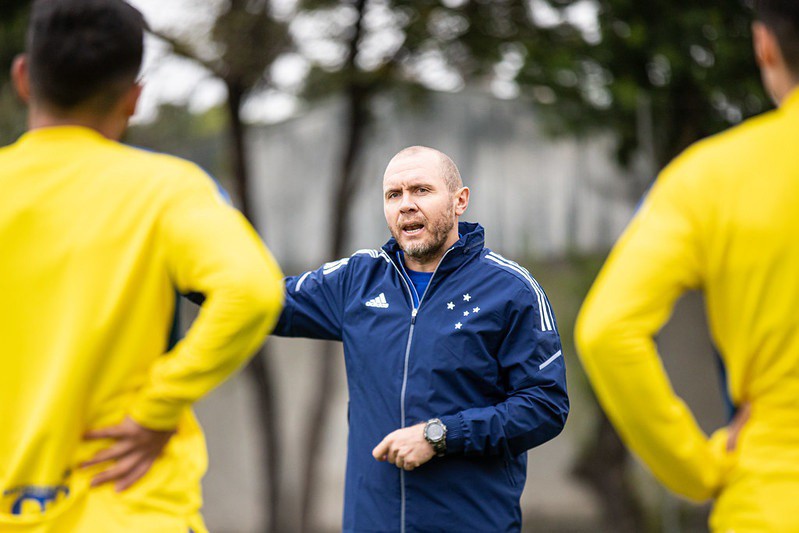 Mozart Santos teve uma breve passagem pelo Cruzeiro em 2021, com aproveitamento muito ruim