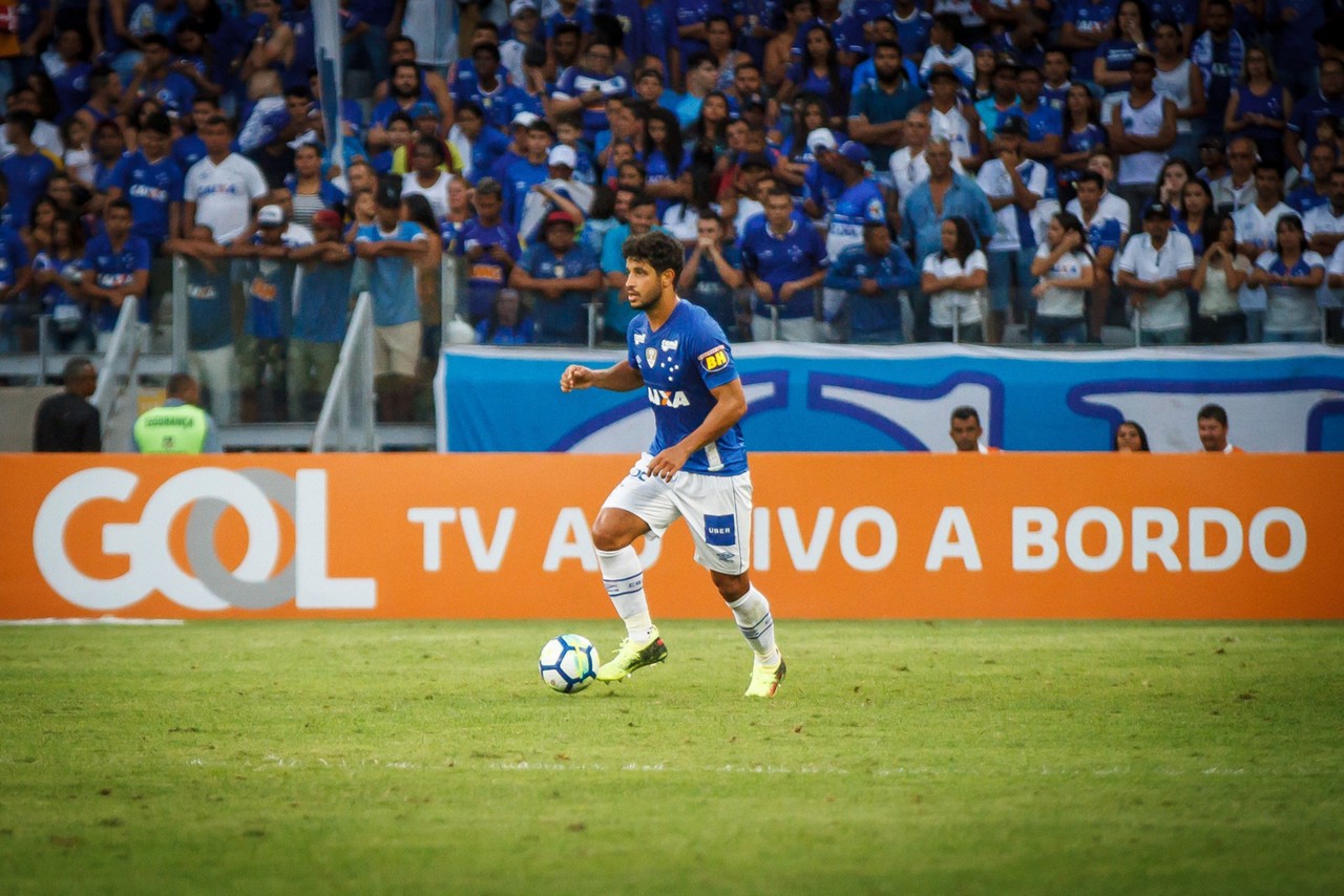 O técnico Mano Menezes prefere não falar individualmente de cada jogador, mas não tem poupado elogios ao zagueiro Léo