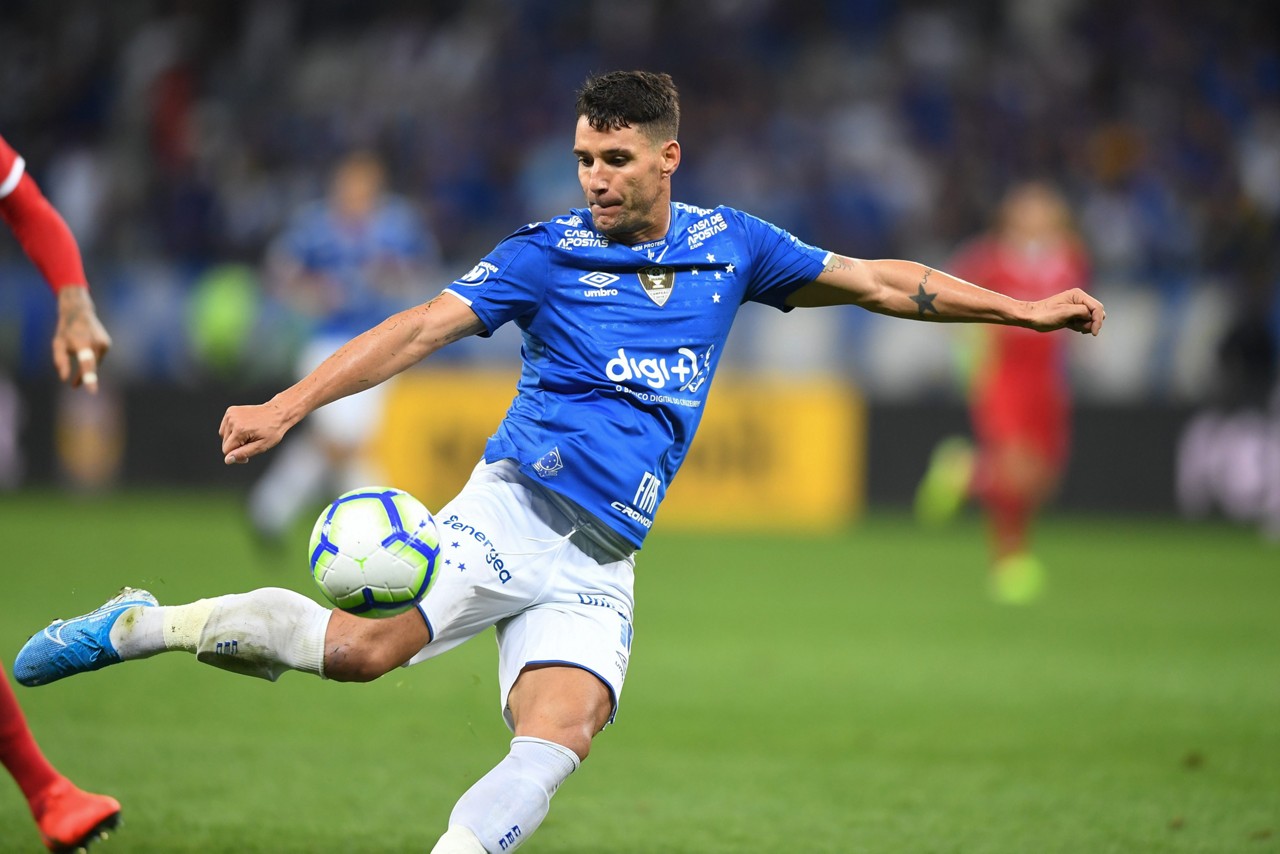 Thiago Neves durante partida contra o Internacional, no Mineirão, onde o Cruzeiro perdeu por 1 a 1 pelo jogo de ida das semifinais da Copa do Brasil