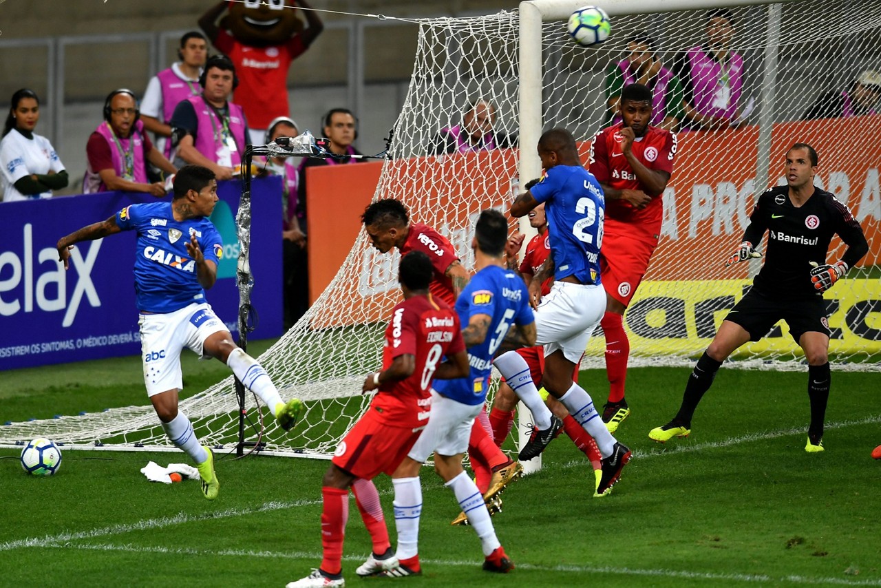 Com gol anulado de Raniel, Cruzeiro e Inter empatam sem gols no Mineirão