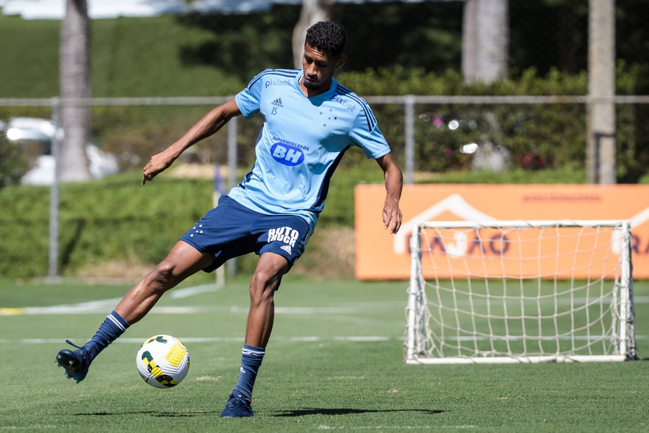 Adriano vinha tendo oportunidades com Pezzolano, mas questão financeira do clube pesou para a saída do volante