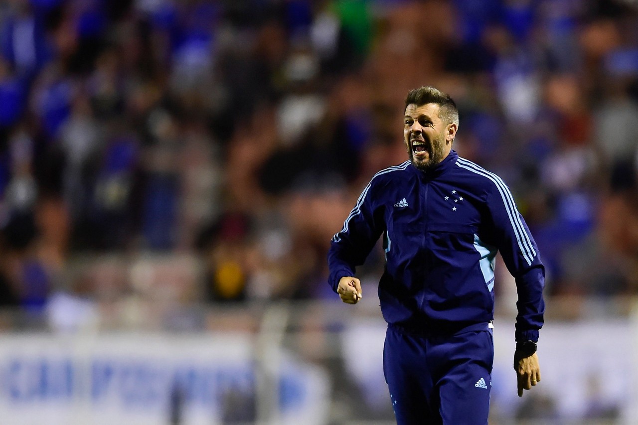 Cruzeiro segue com bom aproveitamento sob comando de Pezzolano na temporada, mas passa por momento de instabilidade
