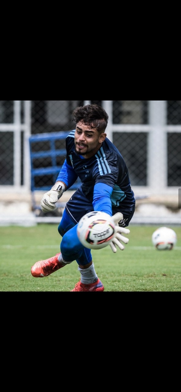 Goleiro revelado na base, Basílio participa do treino na