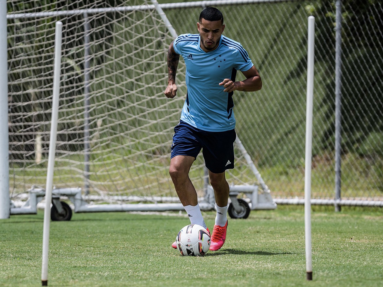 Ainda em reta final de recuperação de lesão, lateral direito Willian voltou a realizar parte dos treinamentos com bola
