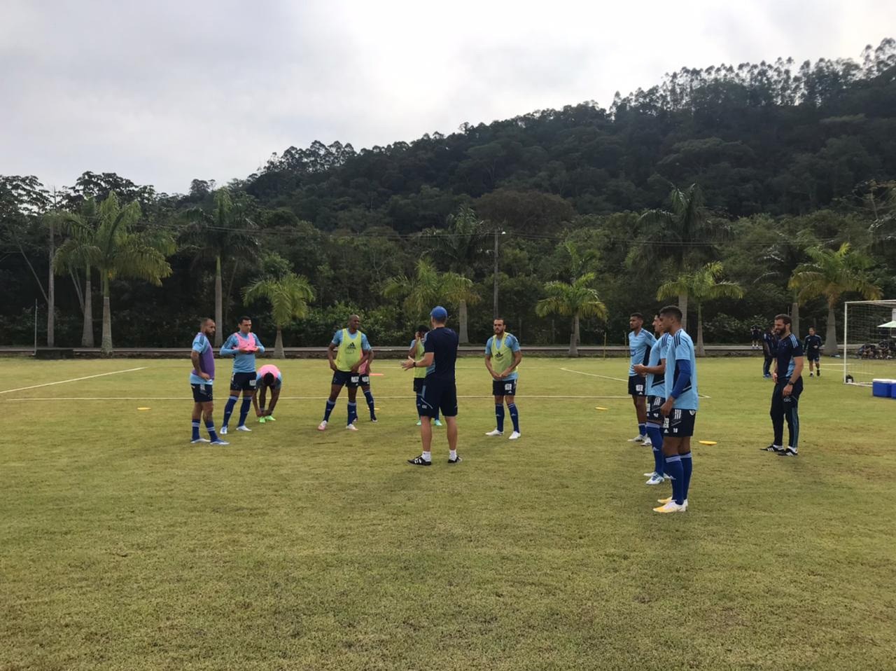 Jogadores fizeram um trabalho regenerativo em campo menos de doze horas após a vitória sobre o Criciúma, em Santa Catarina