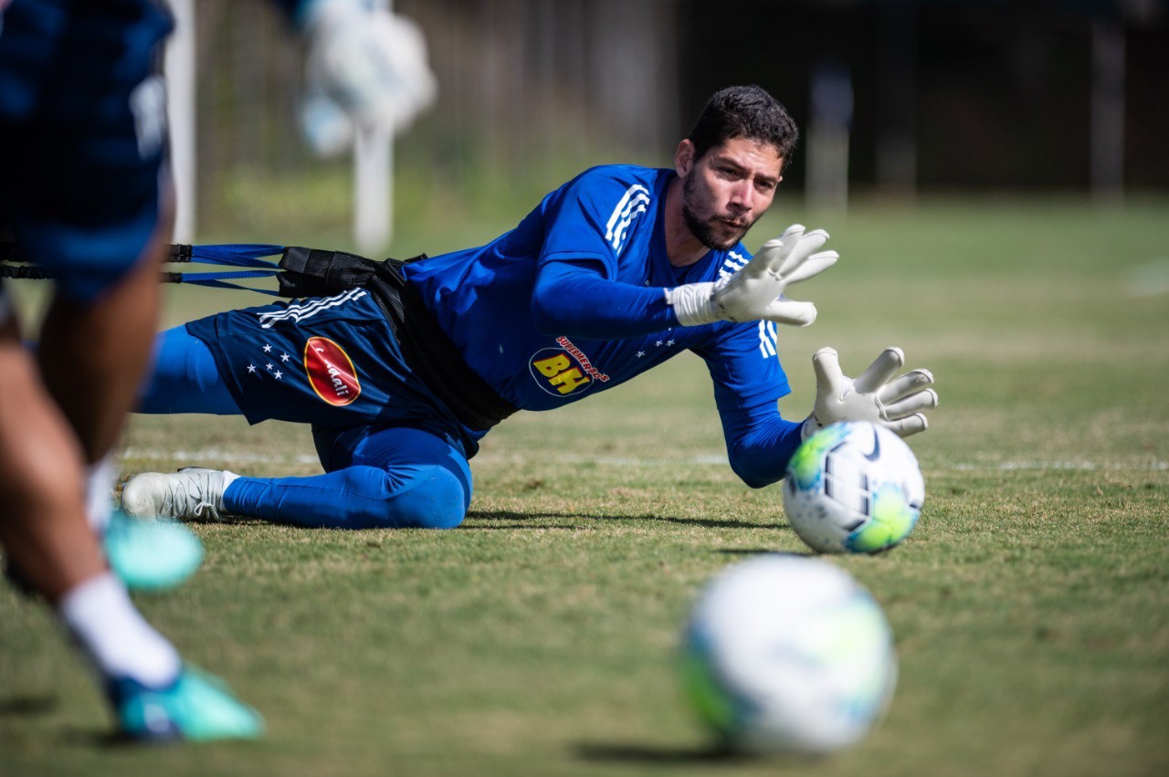 Lucas França já realizou treinos na Toca da Raposa nesta segunda (1º)