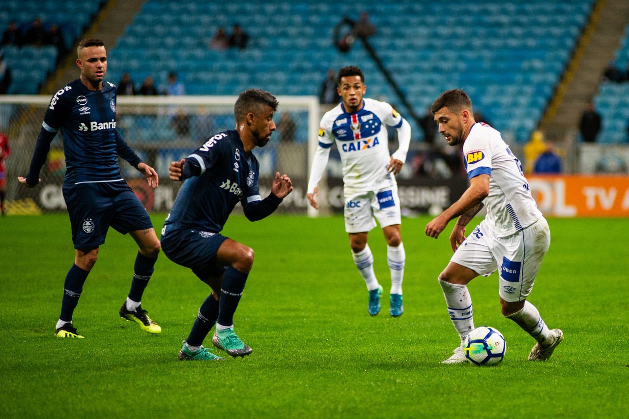Cruzeiro não conseguiu segurar a vitória contra o Grêmio, em Porto Alegre