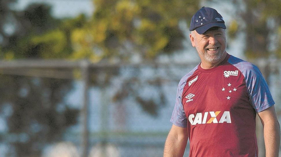 Mano Menezes voltou às graças da torcida celeste após a vitória do Cruzeiro sobre o Flamengo pela Copa Libertadores