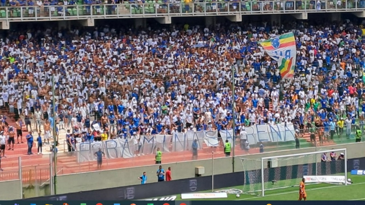 Faixa foi estendida atrás de um dos gols do Independência neste sábado (28)