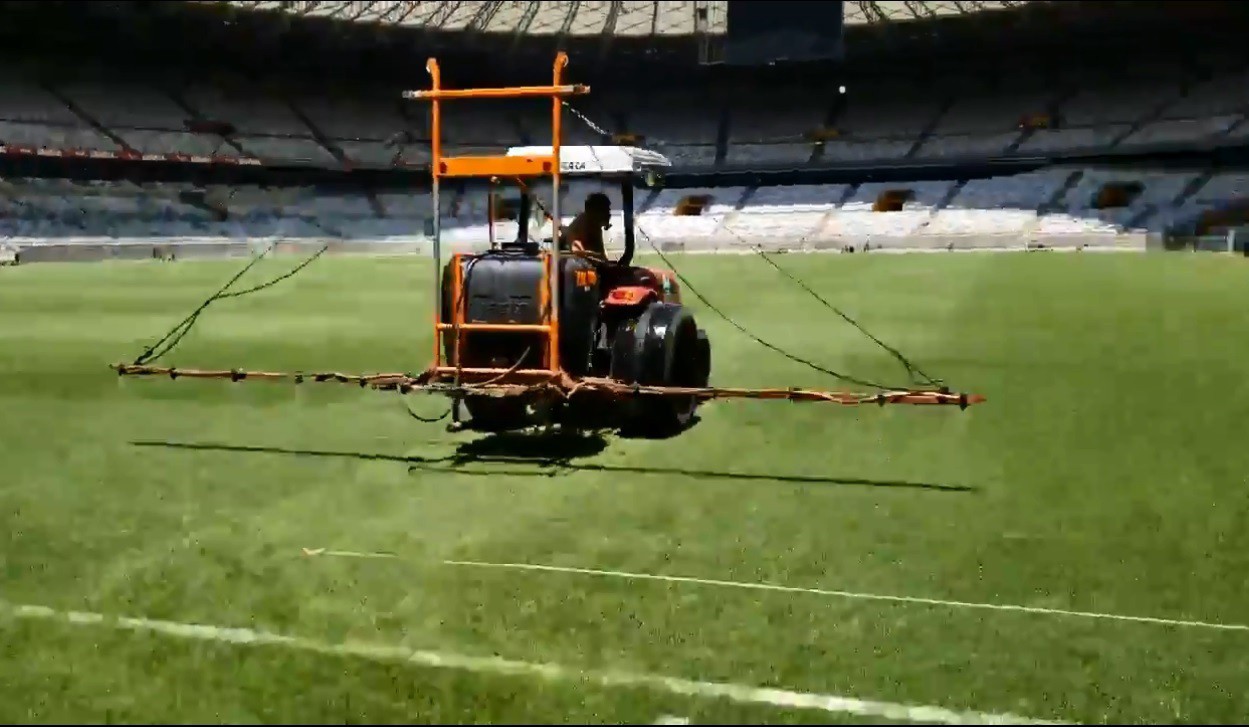 Espécie de trator passando no gramado deixou torcedores preocupados