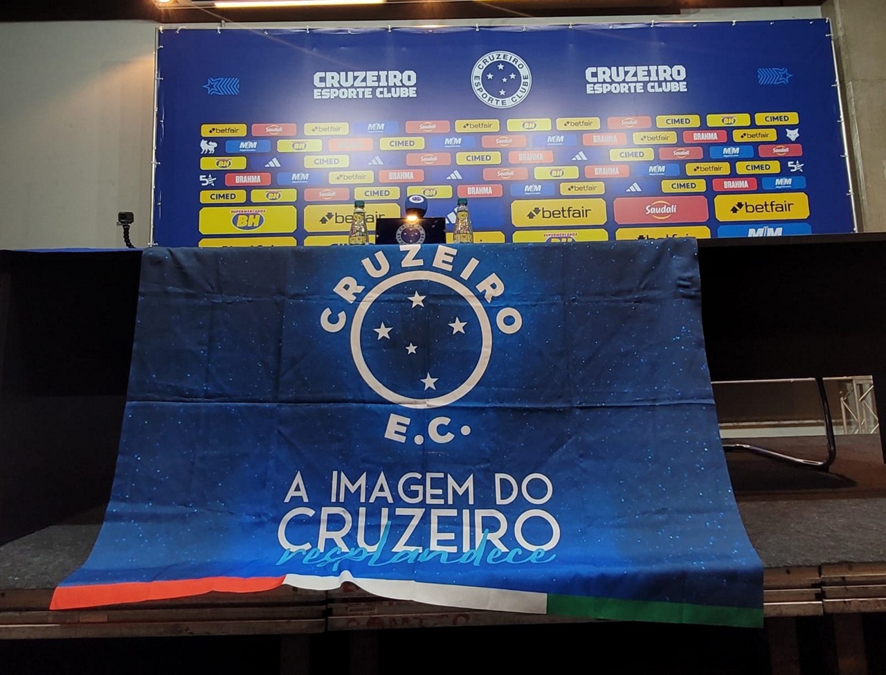 "A imagem do Cruzeiro resplandece", diz o adereço