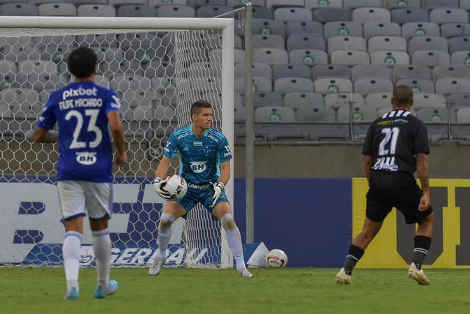 Volante Filipe Machado e goleiro Rafael Cabral estão entre os poucos jogadores do elenco celeste que disputou o último Estadual