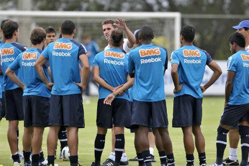 Vágner Mancini comandava o elenco do Cruzeiro na temporada 2012 quando o time foi batido na estreia do Estadual