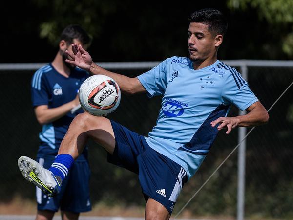 Volante Neto Moura também passou a seguir Gilberto nas redes sociais